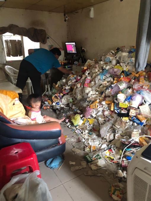 「垃圾堆積如山」，屏東一家四口，處境堪憐，女童就睡在垃圾旁！