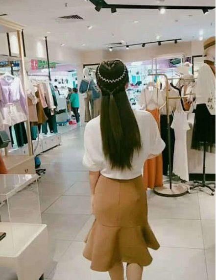 女子服裝店買衣服，背影迷倒眾人，轉過頭後，網友：求你別回頭！ 
