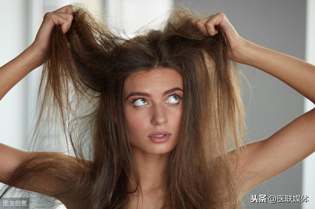 女人頭髮稀少，沒準是缺少這4種營養素，先補充看看