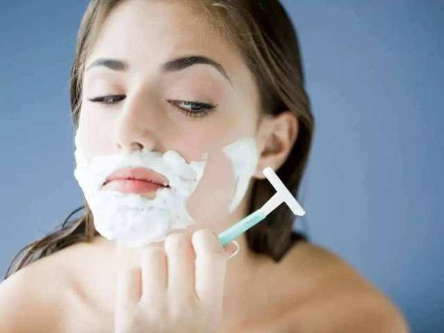 為什麼有的女性嘴邊會長出「小鬍子」？可以經常刮嗎？告訴你答案