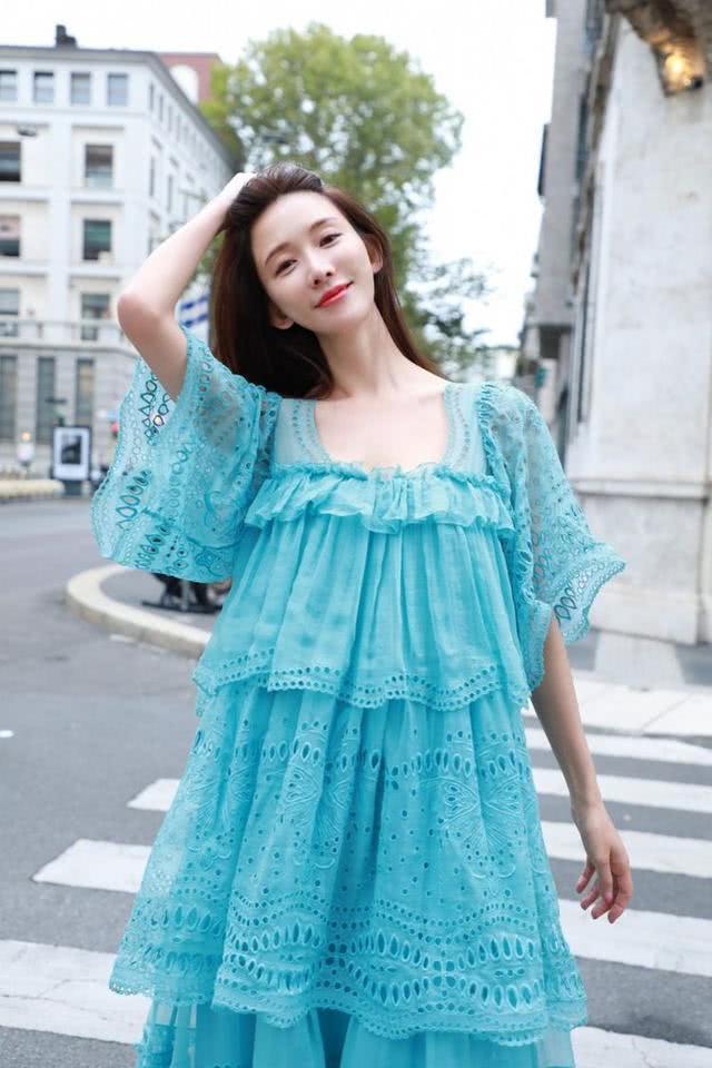 孕味十足！44歲林志玲一身藍裙亮相米蘭街頭，體態圓潤，婚後氣質更溫柔：和以前不一樣了！