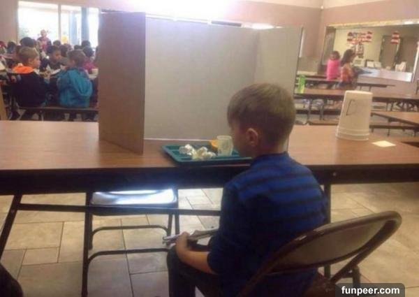 媽媽看到7歲兒子「一人落寞吃飯」，原以為被同學排擠，沒想到是...完全心碎了！