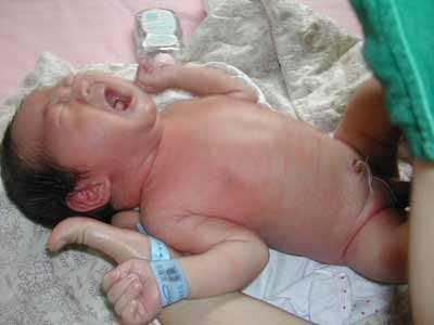 7個月寶寶吃母乳卻肺部感染，得知原因後，丈夫扇妻子耳光