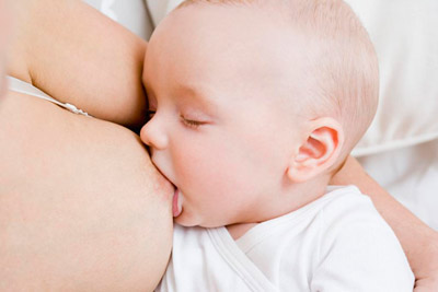 7個月寶寶吃母乳卻肺部感染，得知原因後，丈夫扇妻子耳光