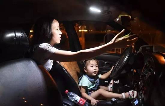 單親媽媽帶3歲女兒開出租車 車上度過900多個夜晚