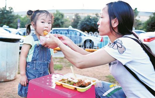 單親媽媽帶3歲女兒開出租車 車上度過900多個夜晚