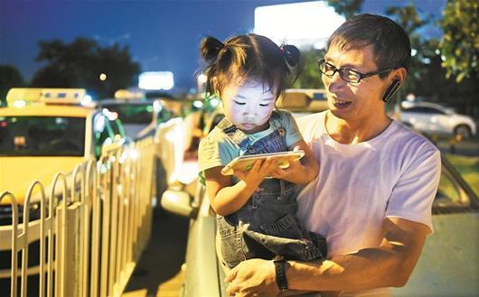 單親媽媽帶3歲女兒開出租車 車上度過900多個夜晚