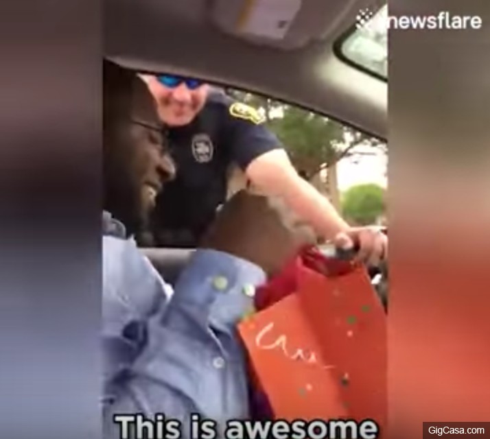 警察攔下沒孩子的男子說「載小孩車上要裝嬰兒椅」，他完全狀況外直到轉過頭才看到...
