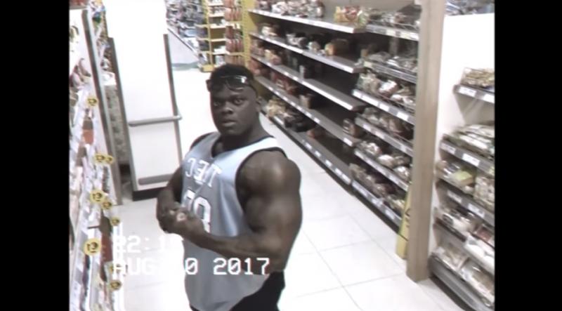 超商店長看到這名行為超可疑的黑人「準備偷東西」打算報警，想不到黑人「下一秒的舉動」卻讓店家笑到中風！
