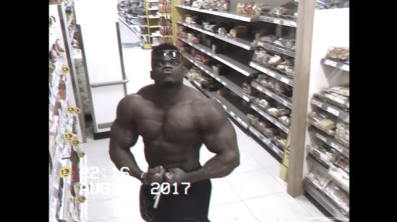 超商店長看到這名行為超可疑的黑人「準備偷東西」打算報警，想不到黑人「下一秒的舉動」卻讓店家笑到中風！