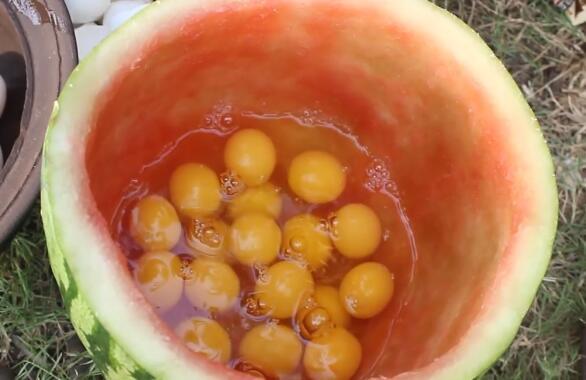 老奶奶把50個雞蛋打西瓜裡，放木炭上烤，烤好後感覺太虧了！