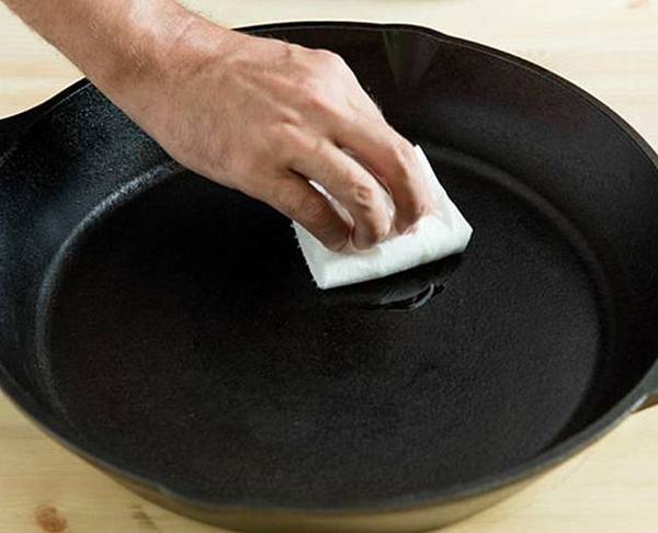 洗潔精裡加點它，不鏽鋼鍋煥然一新，黑印全部都沒了，家家戶戶都會用到的！