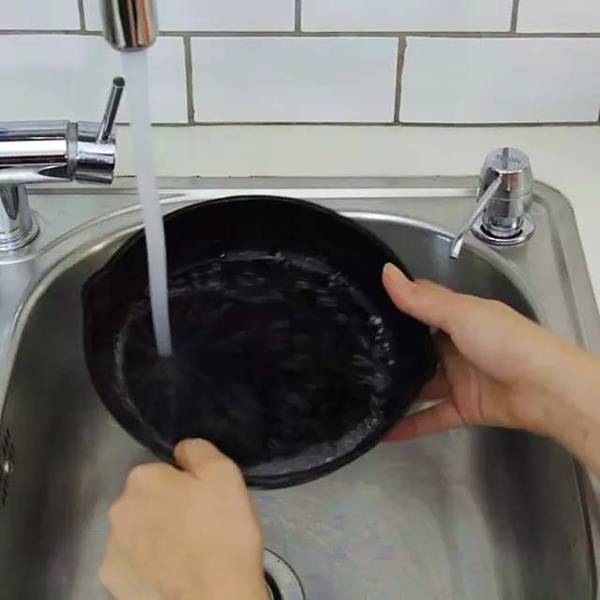 洗潔精裡加點它，不鏽鋼鍋煥然一新，黑印全部都沒了，家家戶戶都會用到的！