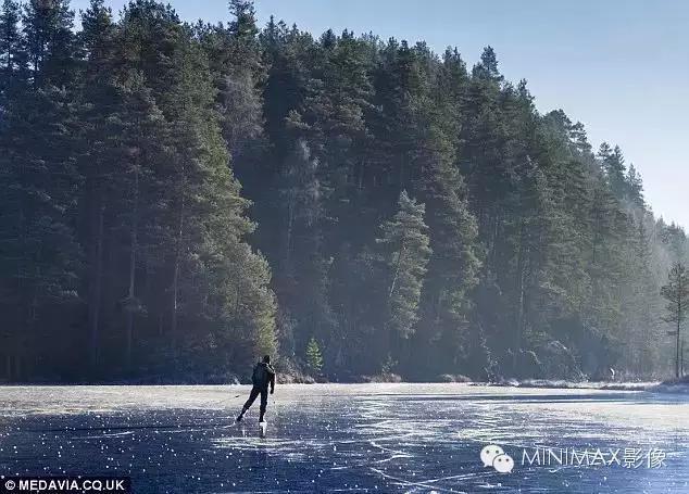 男子在結冰的湖麵上滑冰覺得「怪怪的」，低頭一看竟在腳下發現比「恐怖片還恐怖的畫麵」！閃文推薦