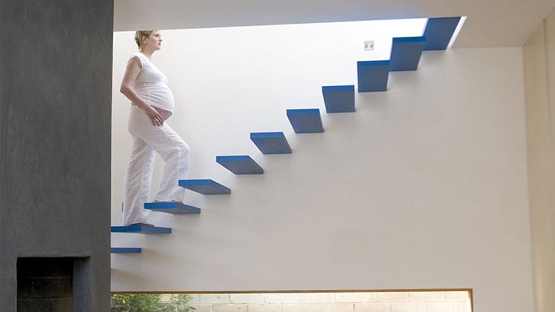 為順產婆婆要求孕婦經常爬樓梯，但當孩子生下來，全家人後悔不已！