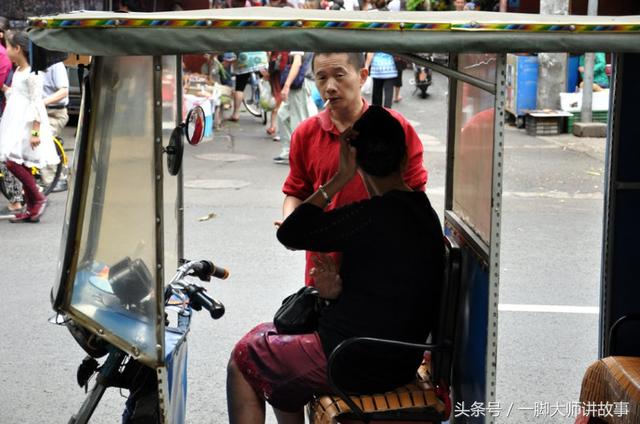 老父死後，百萬遺產不給兒子，當兒子找到受益人後，跪下淚流滿麵