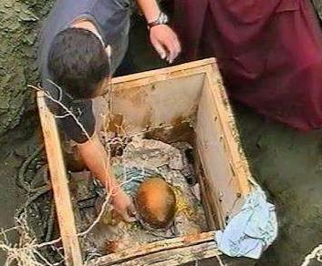 喇嘛死前交代弟子：「50年後再把我挖出來！」弟子打開棺木，卻發現裡頭師父發生奇妙變化！