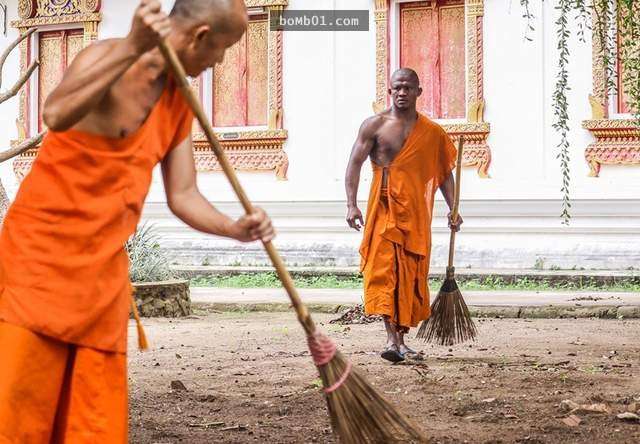 你沒看過的超猛僧侶！一身肌肉爆青筋在掃地，出家之前的「戰績」光聽到就要腿軟了！