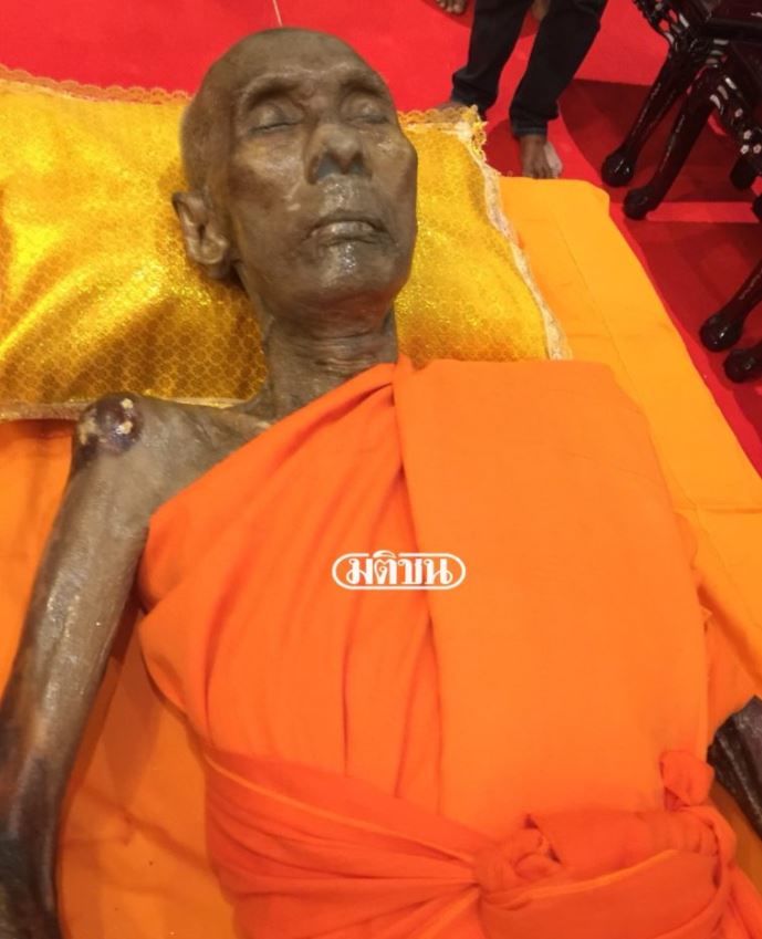 泰國高僧去世！沒想到100天後打開棺材….在場信徒全被嚇到「目睹神蹟」！ 