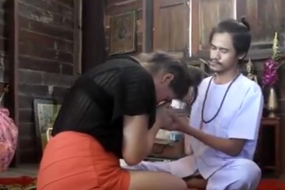  【獨家有片】泰國法師要求與美女信徒做法事，結果下一秒他居然……被針孔攝像完全錄得下來！