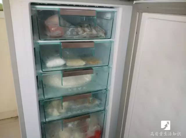 超實用！在冰箱裡放一塊這個，1年都不用清潔冰箱！