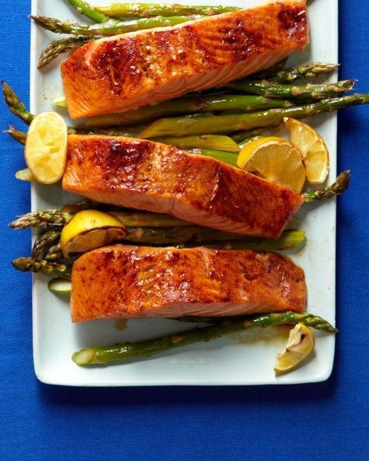 你也許已經聽過魚對你的健康很有幫助，它蛋白質高而且低脂肪，是很好的肉類替代品。<BR><BR>白肉魚類尤其脂肪含量低，而油性魚類像是鮭魚，有很高的Omega3。<BR><BR>你可以用烤箱烤或是在爐子上以烤盤的方式料理魚肉，你可以先把魚肉醃起來，依你的喜好來混合油、醬油、蒜泥、芥末、蔥等等。<BR><BR>