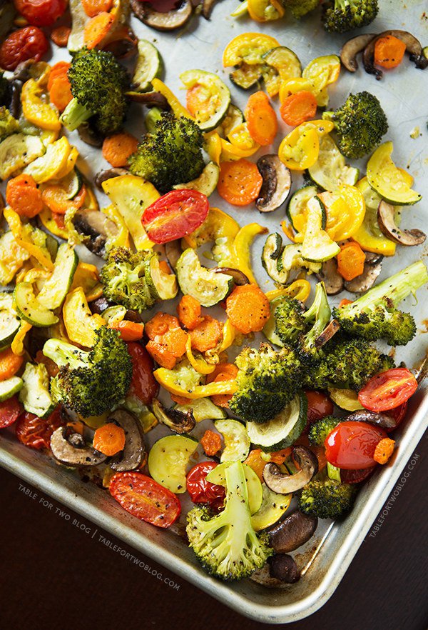 烤蔬菜作法非常的簡單，而且保證不會出錯！把你的烤箱設定在攝氏230度（華氏450度）預熱，把比較硬的蔬菜切成片狀（如紅蘿蔔和馬鈴薯）、比較軟的蔬菜切成小塊（如青花椰菜與南瓜）。<BR><BR>接著把它們全部拌上橄欖油和粗鹽，就可以放進烤箱了！記得要先鋪上一層或兩層烤箱專用的隔熱紙在烤盤上，蔬菜也要均勻擺放，大概烤個30到40分鐘，或者你也可以偷看烤箱裡面，覺得烤好了就準備開動吧！