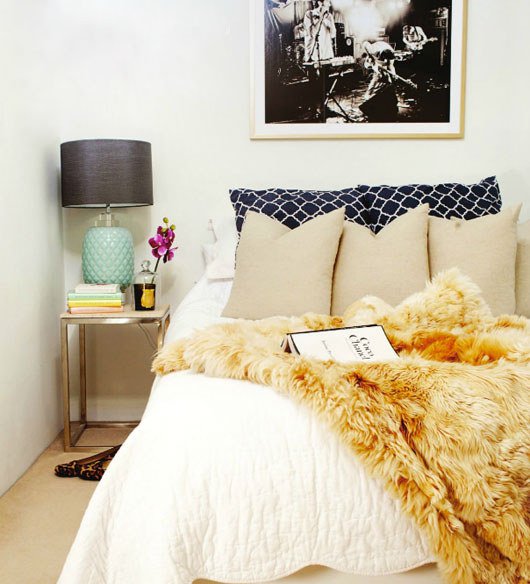 6. 在床鋪上層鋪一張人造毛皮，會讓你整個床鋪立刻增添好萊塢式的奢華感。<BR><BR>