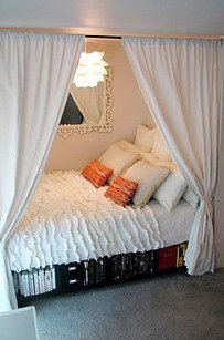 16. 如果你的床鋪是在角落、或是你的房間很小，你可以用窗簾來把它變成一個船型的隱密空間。<BR><BR>