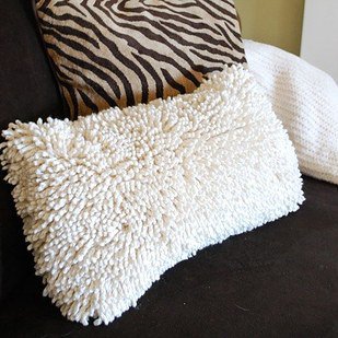 10. 如果你有一些基本的縫紉技巧，那你應該可以將浴室墊子和毯子變成舒服的枕頭套。<BR><BR>