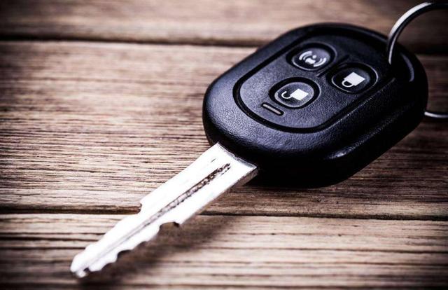 如果你把鑰匙鎖在車裡麵，10種方法可以幫助你打開車子
