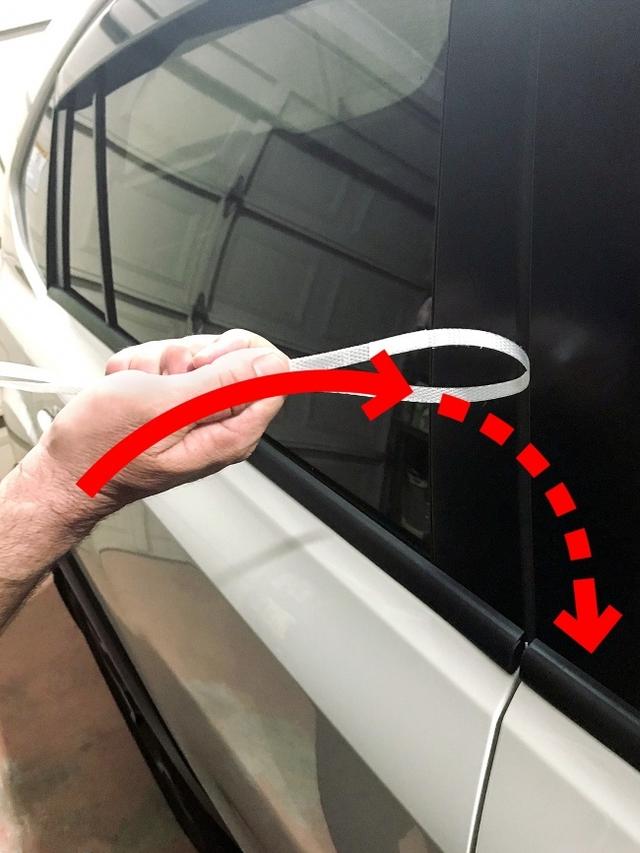 如果你把鑰匙鎖在車裡麵，10種方法可以幫助你打開車子