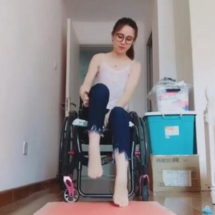 90後美女下肢癱瘓，坐了10年輪椅，如今最大心願就是找男朋友