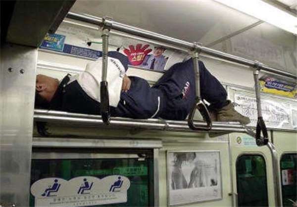聽說日本地鐵到處都可以「撿屍」?第15張的妹子這樣也太可怕...