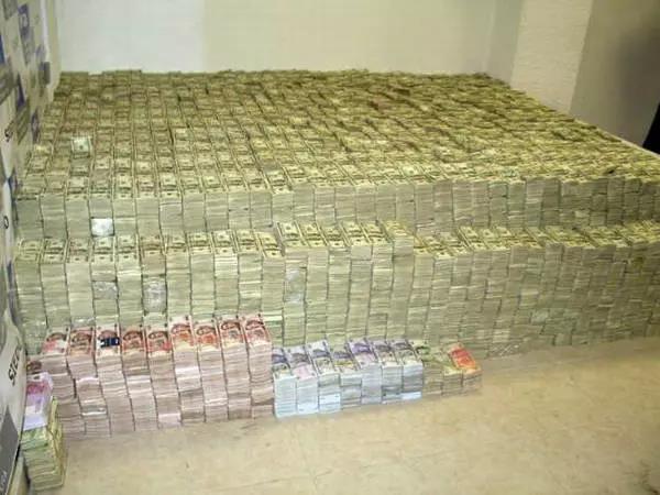 全球头号大毒枭抄家现场,钞票堆积如山,让你见识下什麼叫真有钱