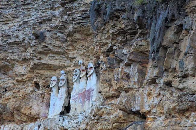 這些雕像其實是位於祕魯Chachapoyas 西北方60公里處的石棺。<BR><BR>