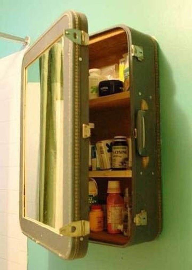 20. 把舊的行李箱做成藥罐櫃子。<BR><BR>