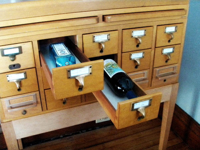 11 把圖書館的目錄櫃做成小酒櫃。<BR><BR>