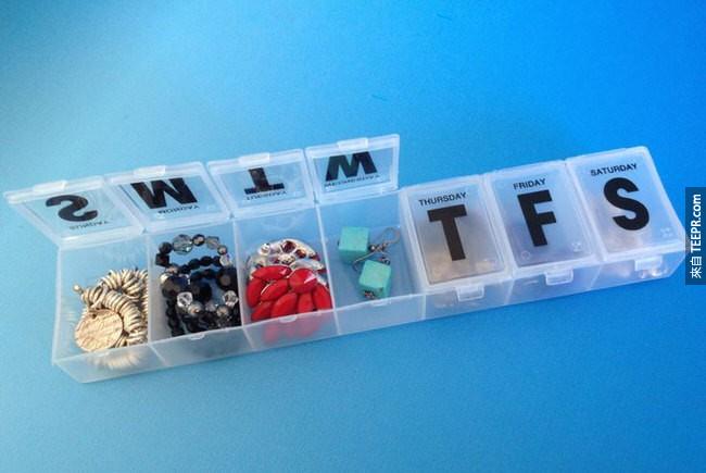 5. 用藥物盒子分類你的珠寶。<BR><BR>