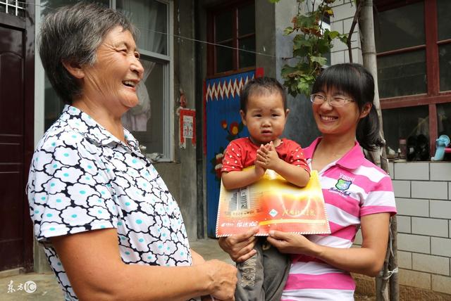 照顧婆婆三年，臨終她把房子給小姑子，8歲兒子的話，我拍手叫絕