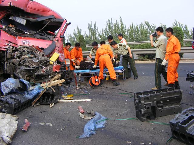 老公車禍癱瘓我無法接受離開，三年後街頭再次遇見，眼前「景象」讓我哭出聲！