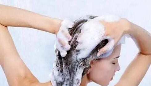 洗頭除了不能晚洗早洗外，這5個洗頭「大忌」，做錯傷身到不行！