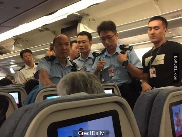 中國大媽自己沒先「預訂兒童餐」惱羞對國泰空姐潑灑果汁，結果一下飛機看到的景象就讓她嚇傻了！