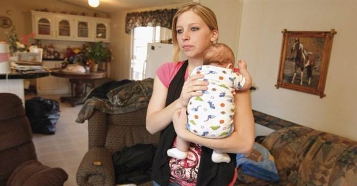 歹徒持刀正要闖進家門，單親媽媽冷靜抱起寶寶打911問：「可以殺他嗎？」最後結果超震撼！