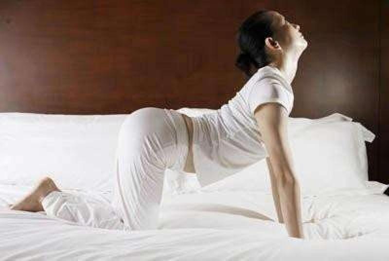超舒暢！睡覺前的瑜伽，躺在床上就能做！只要 10分鐘，一個禮拜 就有感覺！