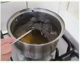 不鏽鋼鍋發黑洗不幹凈？廚房拿一種調料，5分鐘鍋子跟新的一樣！