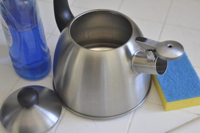 不鏽鋼鍋發黑洗不幹凈？廚房拿一種調料，5分鐘鍋子跟新的一樣！