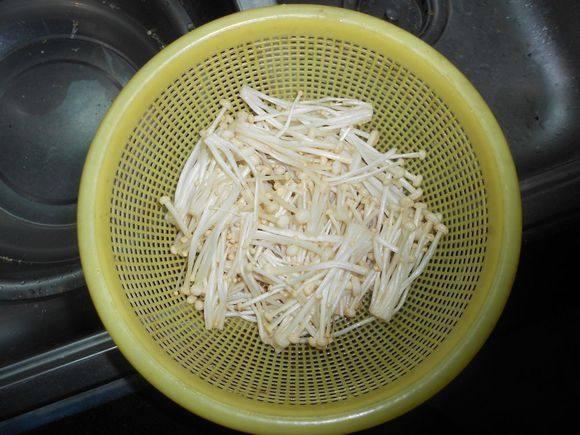 一個新技巧，用金針菇頭種出金針菇，只要準備這些東西，就能坐享其成啦！