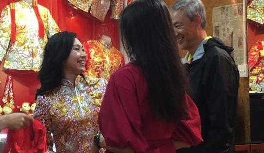 TVB兩位老戲骨發展黃昏戀，兩人現身試中式禮服，全程笑得很甜蜜