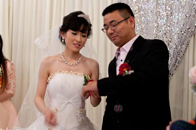 結婚第二天，得知老公欠債十萬，查明錢的去向，我摀臉落淚